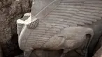Foto pada 24 Oktober 2023 menunjukkan pemandangan patung pualam Dewa Lamassu yang baru saja digali, yang ditemukan dengan seluruh sayapnya yang masih utuh oleh misi arkeologi Prancis di situs arkeologi Khorsabad (juga dikenal dengan nama Dur-Sharrukin), di provinsi Niniwe, Irak bagian utara. (Zaid AL-OBEIDI / AFP)