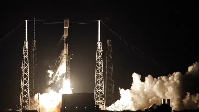 Roket Falcon 9 lepas landas dari Space Launch Complex 40 di Florida's Cape Canaveral Air Force Station, Amerika Serikat, Kamis (23/5/2019). SpaceX meluncurkan satelit Starlink ke orbit setelah batal melakukannya pada minggu lampau lantaran gangguan angin kencang. (AP Foto John Raoux)