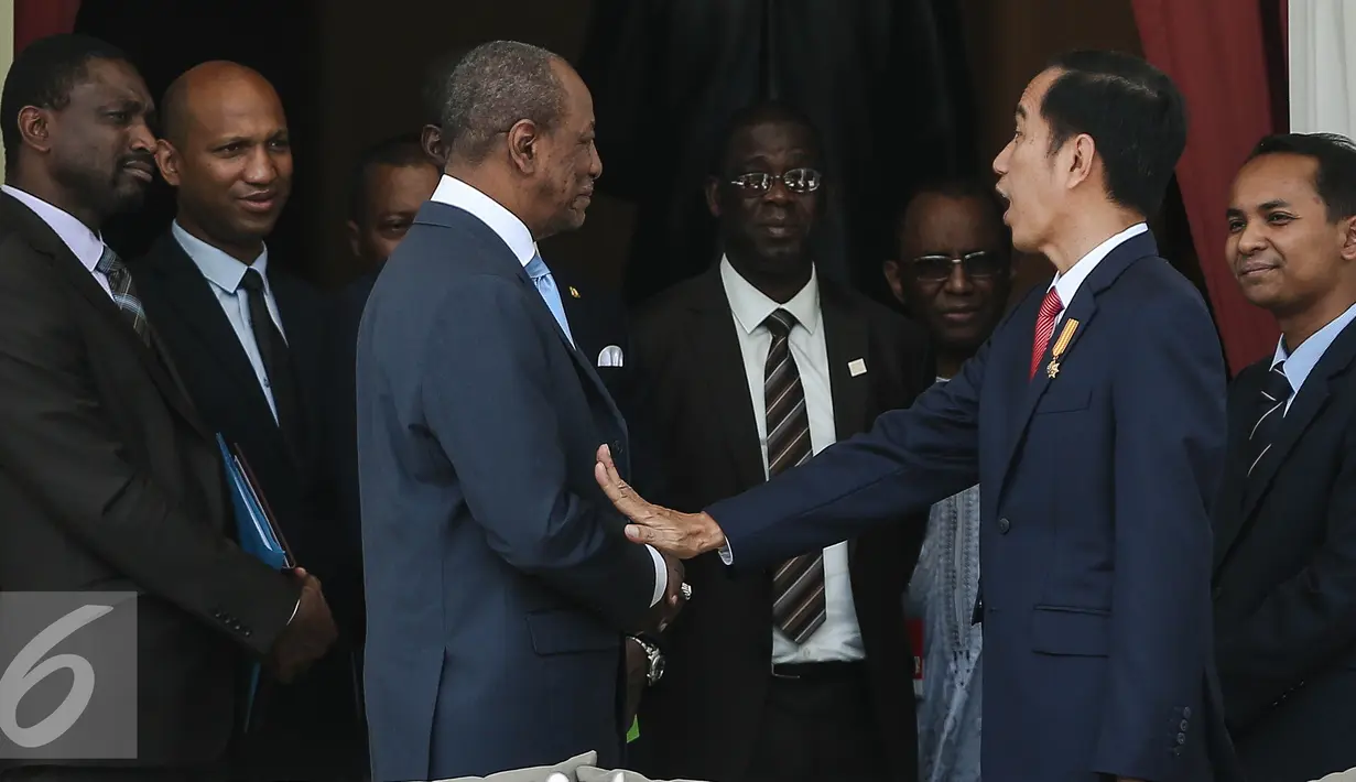 Presiden Jokowi berbincang dengan Presiden Presiden Guinea, Alpha Conde di Istana Merdeka, Jakarta, Rabu (3/8). Kunjungan Presiden Guinea untuk membahas hubungan bilateral kedua negara tersebut. (Liputan6.com/Faizal Fanani)
