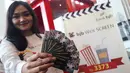 Sejumlah penonton yang juga nasabah Bank BJB rela antri membeli tiket nonton bareng film Kartini di CGV Blitz Grand Indonesia, Jakarta, Sabtu (22/04). Acara nobar ini juga bertujuan mendongkrak jumlah nasabah. (Liputan6.com/Fery Pradolo)