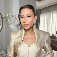 Aktris berbakat sekaligus istri dari Angga Yunanda, memancarkan pesona yang begitu menawan lewat riasan natural flawless bernuansa emas. [@vagueskin].