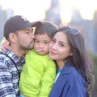 Pemilik nama lengkap Rafathar Malik Ahmad tengah diapit mesra oleh kedua orang tuanya, Raffi Ahmad dan Nagita Slavina. Mereka bertiga menikmati suasana sore hari di Melbourne, Australia. (Liputan6.com/IG/@raffinagita1717)