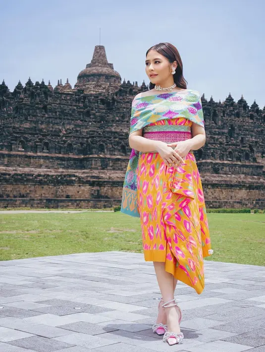 Menawan dengan kain Nusantara, Prilly Latuconsina tak lupa berfoto dengan latar Candi Borobudur. Wanita 26 tahun tersebut terlihat memadukan busana tradisional dan modern dalam penampilannya.(Liputan6.com/IG/@prillylatuconsina96)