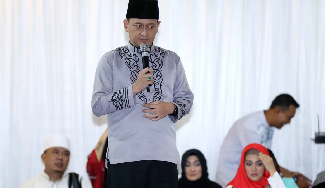 Dari pantauan Bintang.com pengajian digelar mulai bada Isya, di mana sebelumnya Ustadz Zaki Mirza memberikan ceramah. Sejak sore, puluhan anak yatim dan penggemar terlihat sudah memadati kediaman almarhum Jupe. (Nurwahyunan/Bintang.com)