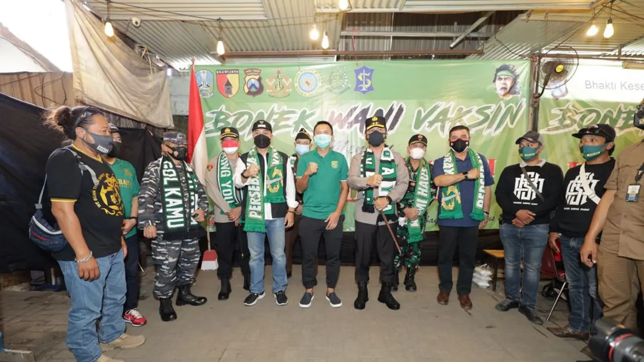 Vaksinasi para suporter Persebaya Surabaya. (Dian Kurniawan/Liputan6.com)