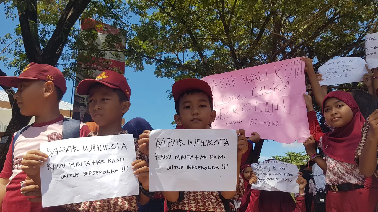 Ratusan Siswa SD Demo Usai Mendadak Belajar di Pinggir Jalan 