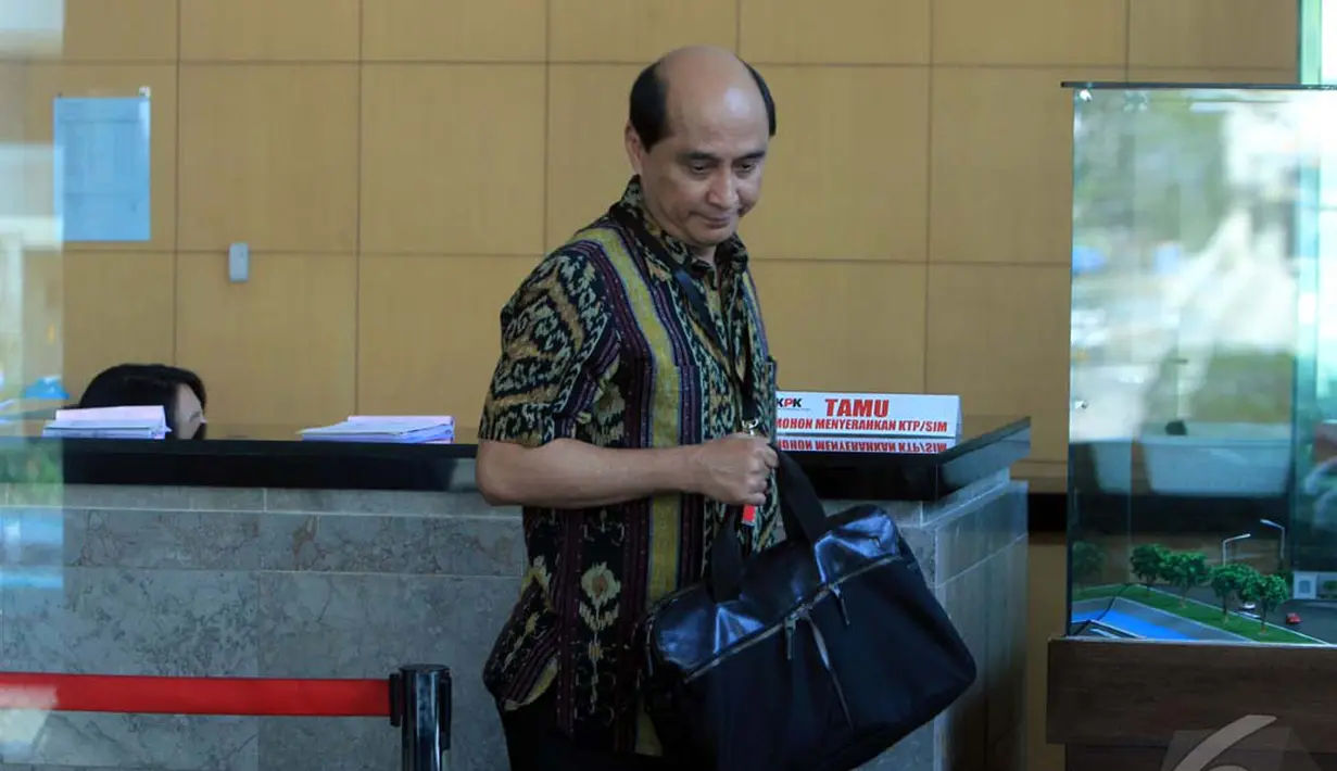 Daniel sudah tiba di Gedung KPK sekitar pukul 09.50 WIB. Namun dia enggan berkomentar banyak mengenai pemeriksaannya itu, Jakarta, Selasa (9/9/2014) (Liputan6.com/Panji Diksana)