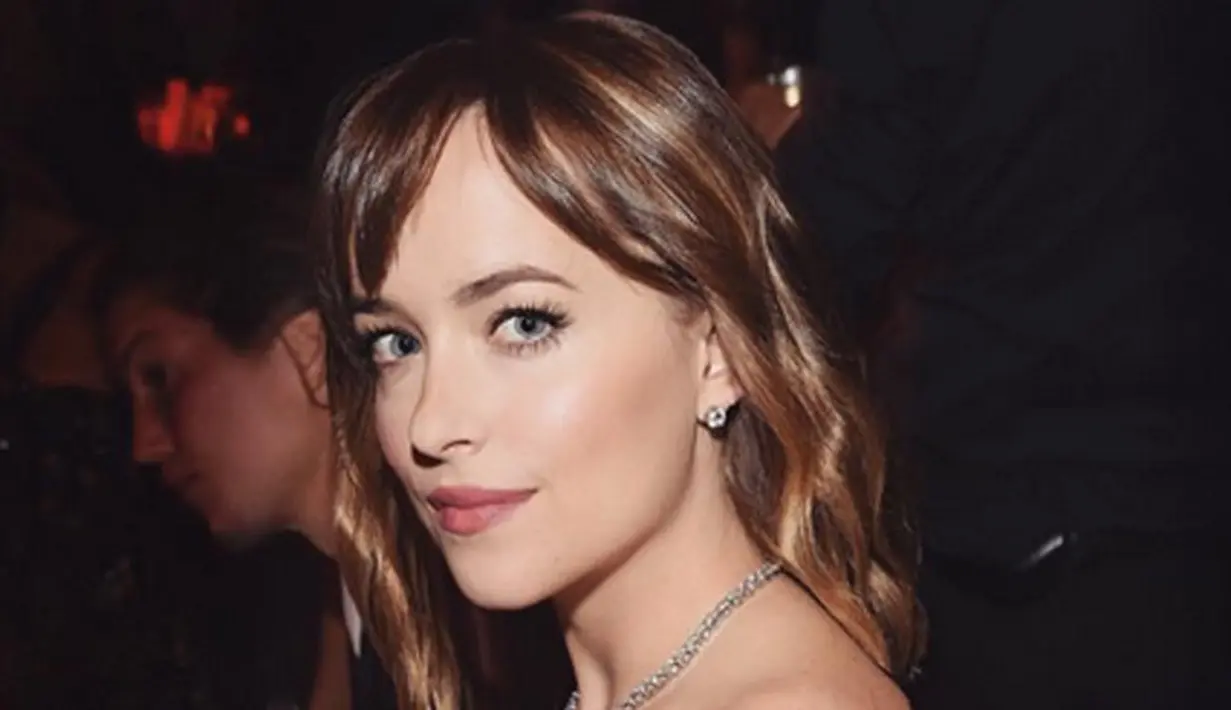 Bukan hanya itu, foto lain yang tersebar merupakan foto Dakota bersama teman-temannya sedang berada di kolam renang. Dakota pun memperlihatkan tubuh bagian pribadinya. (Instagram/officialdakotajohnson)