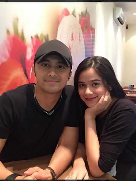 Foto pasangan ini menjadi perbincangan di dunia maya. Netizen mengira Sonya yang tengah hamil dan hendak melahirkan. (Via Instagram/@Hengkykurniawan)