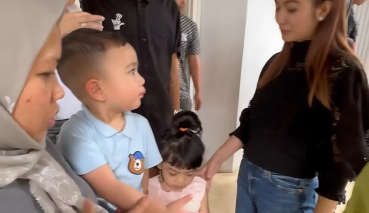 Keduanya pun sama-sama mengenakan anting-anting mutiara. Dengan riasan makeup yang natural.. [@raffinagita1717]