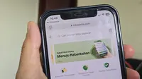 Membayar zakat fitrah melalui aplikasi Tokopedia (Liputan6.com/ Agustin Setyo Wardani)