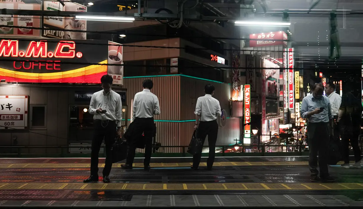 Penumpang yang sedang menunggu kereta terlihat dari jendela Yamanote Line di Stasiun Shimbashi, Tokyo, Jepang, Jumat (24/5/2019). (AP Photo/Jae C. Hong)
