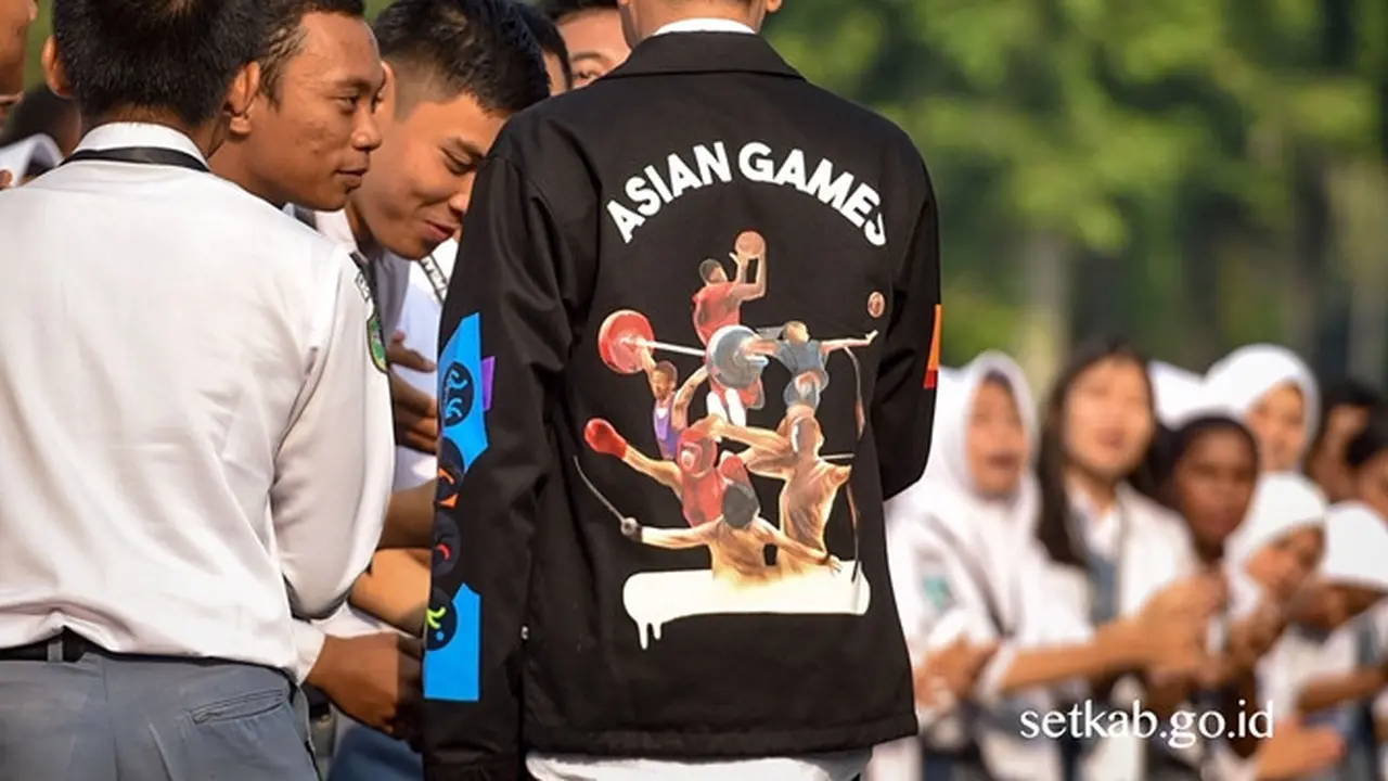 Presiden Jokowi mengenakan jaket Asian Games (credit: instagram.com/sekretariat.kabinet)