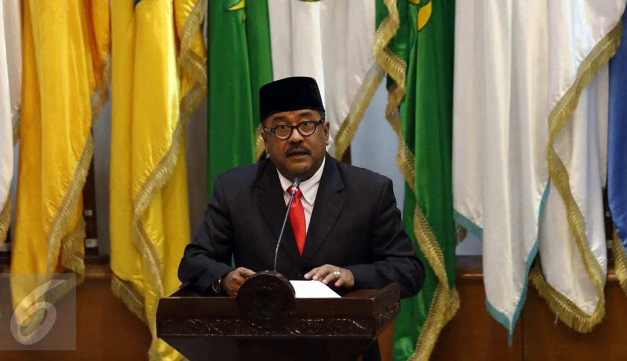 Gubernur Banten Rano memberi sambutan saat peresmian Plt Gubernur dan Serah Terima Nota Pengantar Tugas di Kemendagri, Jakarta, Rabu (26/10). Nata Irawan secara resmi menjabat sebagai Plt Gubernur Banten menggantikan Rano Karno. (Liputan6.com/Johan Tallo)