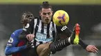 Bek Newcastle United, Fabian Schar dan penyerang Crystal Palace, Christian Benteke bersaing memperebutkan bola dalam pekan ke-22 Liga Inggris di St. James Park, Rabu (3/2/2021) dini hari WIB. Newcastle dikalahkan oleh Crystal Palace dengan skor 1-2. (AP Photo/Scott Heppell/Pool)