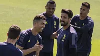 Striker Juventus, Cristiano Ronaldo, bercanda dengan rekannya saat sesi latihan jelang laga Liga Champions di Turin, Selasa (9/4). Juventus akan berhadapan dengan Ajax Amsterdam. (AFP/Marco Bertorello)