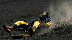 Seorang wisatawan bermain sandboarding atau berseluncur pasir dari gunung berapi Cerro Negro di Leon, Nikaragua, 24 September 2016. Gunung Cerro Negro salah satu gunung api yang masih aktif di Nikaragua. (INTI Ocon/AFP)