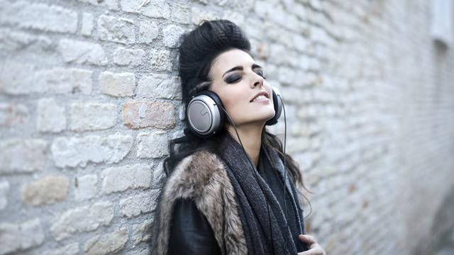 Ilustrasi mendengarkan musik