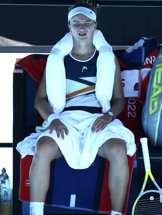 Petenis Republik Ceko Barbora Krejcikova menggunakan handuk es untuk mendinginkan diri saat melawan petenis Latvia Jelena Ostapenko pada pertandingan tunggal putri turnamen tenis Australian Open di Melbourne, Australia, 21 Januari 2022. (Aaron FRANCIS/AFP)