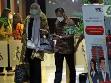 Kepala Badan Pertanahan Nasional (BPN) Jakarta Timur, Sudarman Harjasaputra (kanan) bersama istrinya usai menjalani pemeriksaan klarifikasi Laporan Harta Kekayaan Penyelenggara Negara (LHKPN) di Gedung Komisi Pemberantasan Korupsi (KPK), Selasa (21/3/2023). (Liputan6.com/Helmi Fithriansyah)