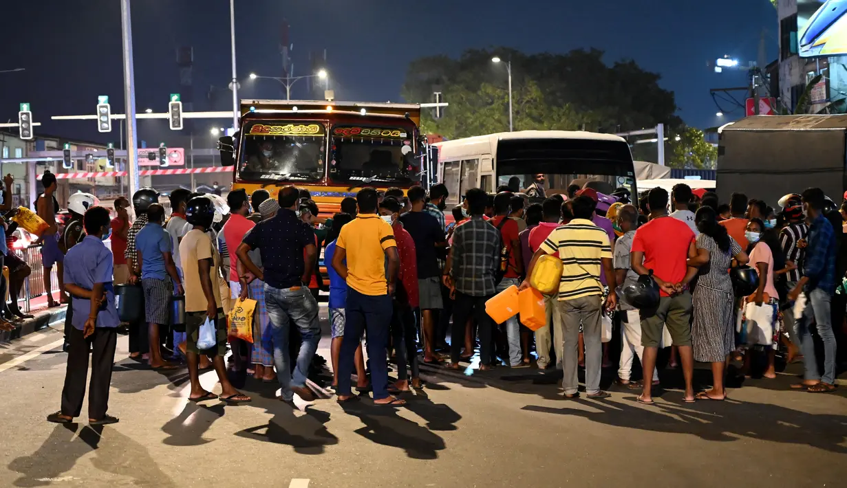 Warga berkumpul di pompa bensin untuk membeli minyak tanah di Kolombo (22/3/2022). Sri Lanka memerintahkan pasukan ke pompa bensin pada 22 Maret ketika protes sporadis meletus di antara ribuan pengendara yang mengantre setiap hari untuk mendapatkan bahan bakar yang langka. (AFP/Ishara S.Kodikara)