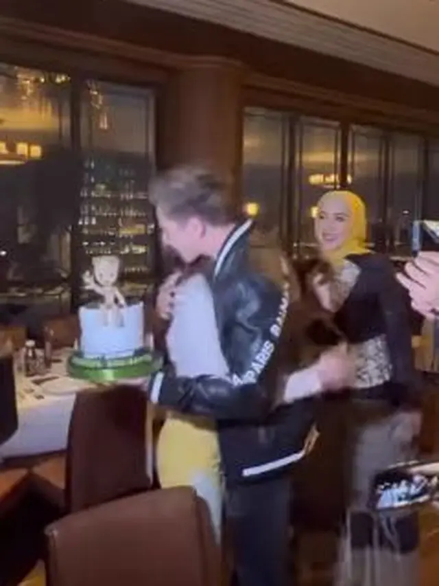 Natahsa Wilona bawakan kue saat ultah Verrel Bramasta (Instagram/bramastavrl)