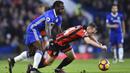 Gelandang Chelsea, Victor Moses, menjatuhkan gelandang Bournemouth, Brad Smith. Kekalahan ini membuat Bournemouth harus tertahan di peringkat ke-11 klasemen Premier League. (AFP/Glyn Kirk)