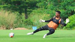 Kiper Persija Jakarta, Carlos Eduardo, saat sesi latihan jelang laga melawan Persib Bandung dalam lanjutan BRI Super League di Persija Training Ground, Bojongsari, Depok, Kamis (7/5/2026). (Bola.com/M Iqbal Ichsan)
