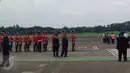 Sejumlah petugas terlihat standby menjelang kedatangan Raja salma di Bandara Halim Perdanakusuma, Jakarta, Rabu (1/3). (Liputan6.com/Fery Pradolo)