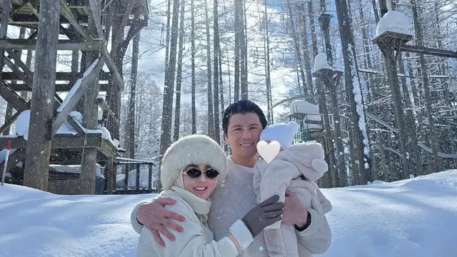 Potret Seru Syahrini Ajak Princess R Pertama Kali Main Salju (credit: instagram/princessyahrini)