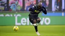 Pemain Inter Milan Romelu Lukaku mencetak gol ke gawang Benevento pada pertandingan Serie A Liga Italia di Stadion San Siro, Milan, Italia, Sabtu (30/1/2021). Inter Milan membantai Benevento 4-0. (AP Photo/Luca Bruno)