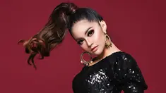 Memasuki usia kelapa tiga penyanyi jebolan ajang pencarian bakat AFI ini masih kerap mengubah gaya rambut. Salah satu gaya andalannya adalah high bun curly seperti Ariana Grande. Pemilik nama Prastiwi Dwiarti ini terlihat berani dan seksi dengan gaya ini.(Liputan6.com/IG/@tentangtiwi)