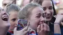 Ekspresi tangis bahagia fans Islandia menyambut kedatangan timnya usai berlaga pada Piala Eropa 2016 di Reykjavik, Islandia, (4/7/2016). (REUTERS/Geirix)