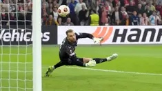 Penjaga gawang Marseille Pau Lopez menghalau tendangan pemain Ajax Kenneth Taylor pada pertandingan sepak bola Grup B Liga Europa di Stadion Johan Cruyff Arena, Amsterdam, Belanda, Kamis (21/9/2023). Pertandingan berakhir imbang dengan skor 3-3. (AP Photo/Peter Dejong)