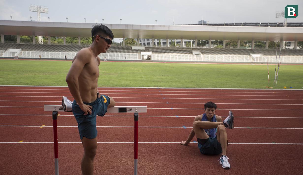 Atlet atletik asal Taiwan melakukan perenggangan saat latihan di Stadion Madya Senayan, Jakarta, Sabtu (10/2/2018). Latihan ini merupakan persiapan jelang Invitation Tournament Asian Games 2018. (Bola.com/Vitalis Yogi Trisna)