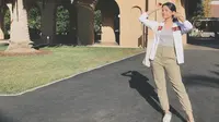 Tampilan Kasual Maudy Ayunda di Stanford University
