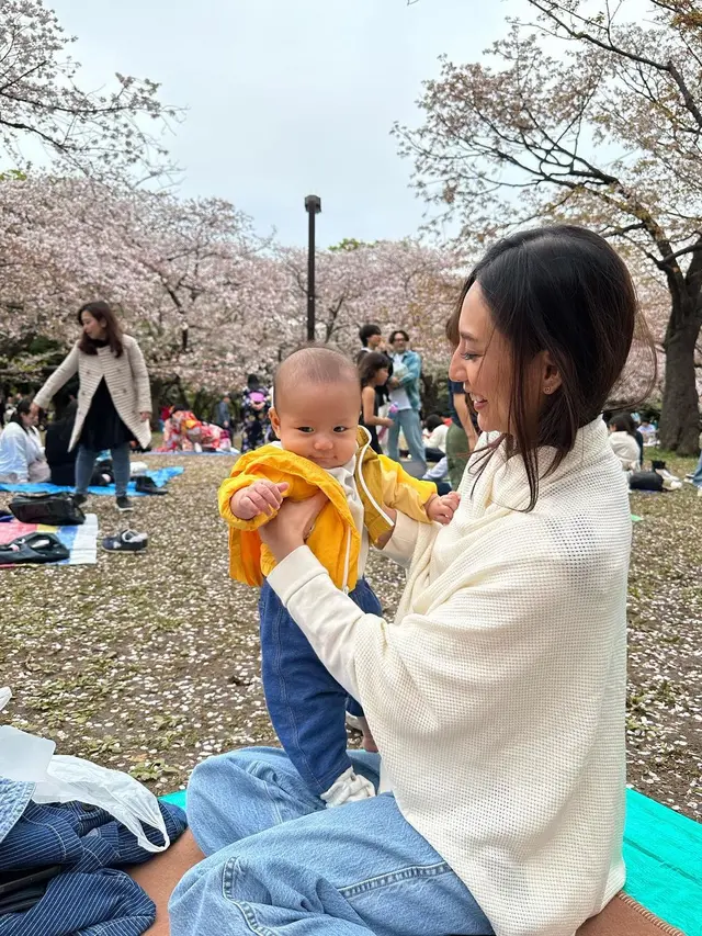 7 Potret Liburan Nadia Saphira di Jepang, Sang Anak Bikin Salah Fokus