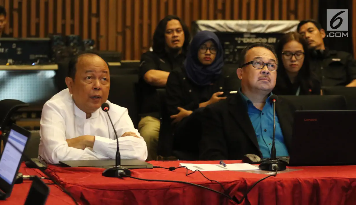 Pemred Liputan6.com Mohamad Teguh (kiri) dan akademisi Rhenald Khasali (kanan) saat penjurian Liputan 6 Awards 2018 di Jakarta, Selasa (8/5). Liputan 6 Awards 2018 digelar untuk menyambut HUT ke-22 Liputan 6. (Liputan6.com/Arya Manggala)