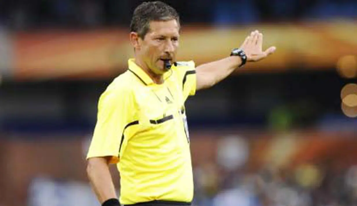 Gaya wasit Belgia Frank De Bleeckere saat menjadi wasit babak 16 besar PD 2010 antara Paraguay dan Jepang di Loftus Versfeld Stadium, Pretoria, 29 Juni 2010.  AFP PHOTO / JUAN MABROMATA