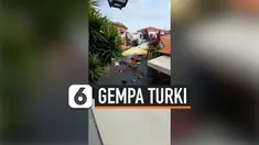 Gempa besar di provinsi Izmir Turki memicu surutnya pantai di daerah tersebut. Tak lama setelah gempa terjadi, air laut mengalir ke daerah permukiman.