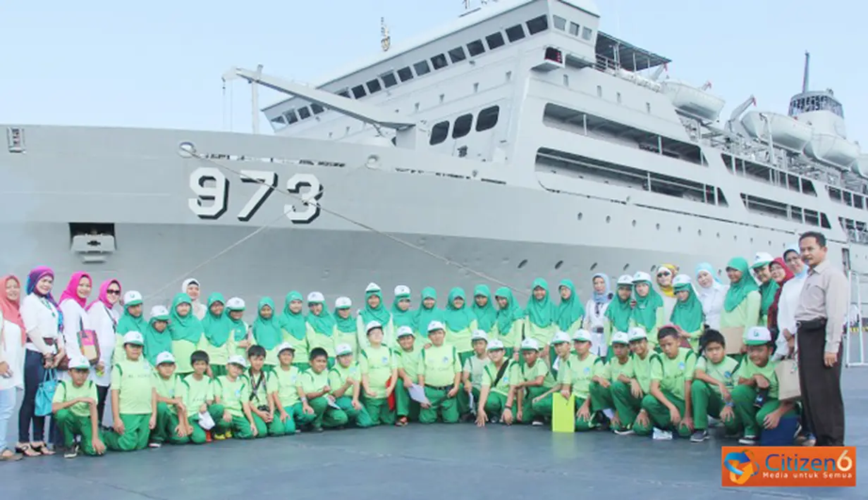 Citizen6, Tanjung Priok: Selanjutnya  murid SDI Al Azhar 23 Jati Kramat diberikan penjelasan oleh salah seorang prajurit KRI Nusanive-973 diantaranya peralatan navigasi di kapal serta sekilas tentang isyarat bendera (Semaphore).  (Pengirim: Dispenkolinlam