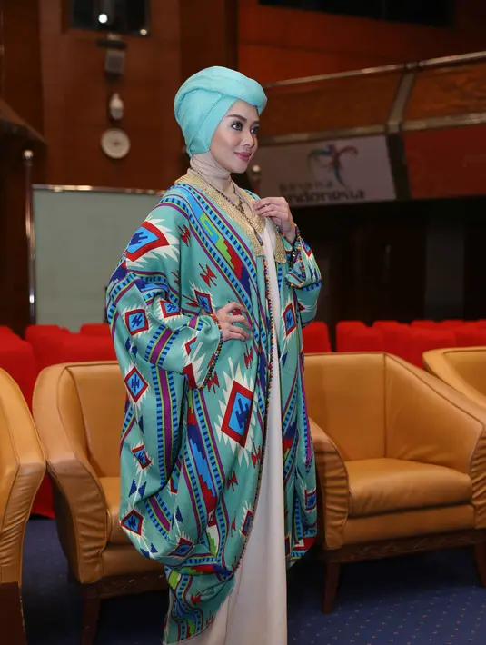 Terry Putri tampil cantik mengenakan busana rancangan Anniesa Hasibuan, seorang desainer busana muslim. Kini tren hijab tak hanya menyebar di negara Indonesia maupun negara Timur Tengah saja. (Nurwahyunan/Bintang.com)