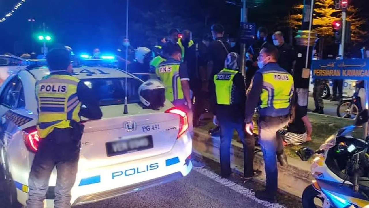 Pencuri Mobil Polisi
