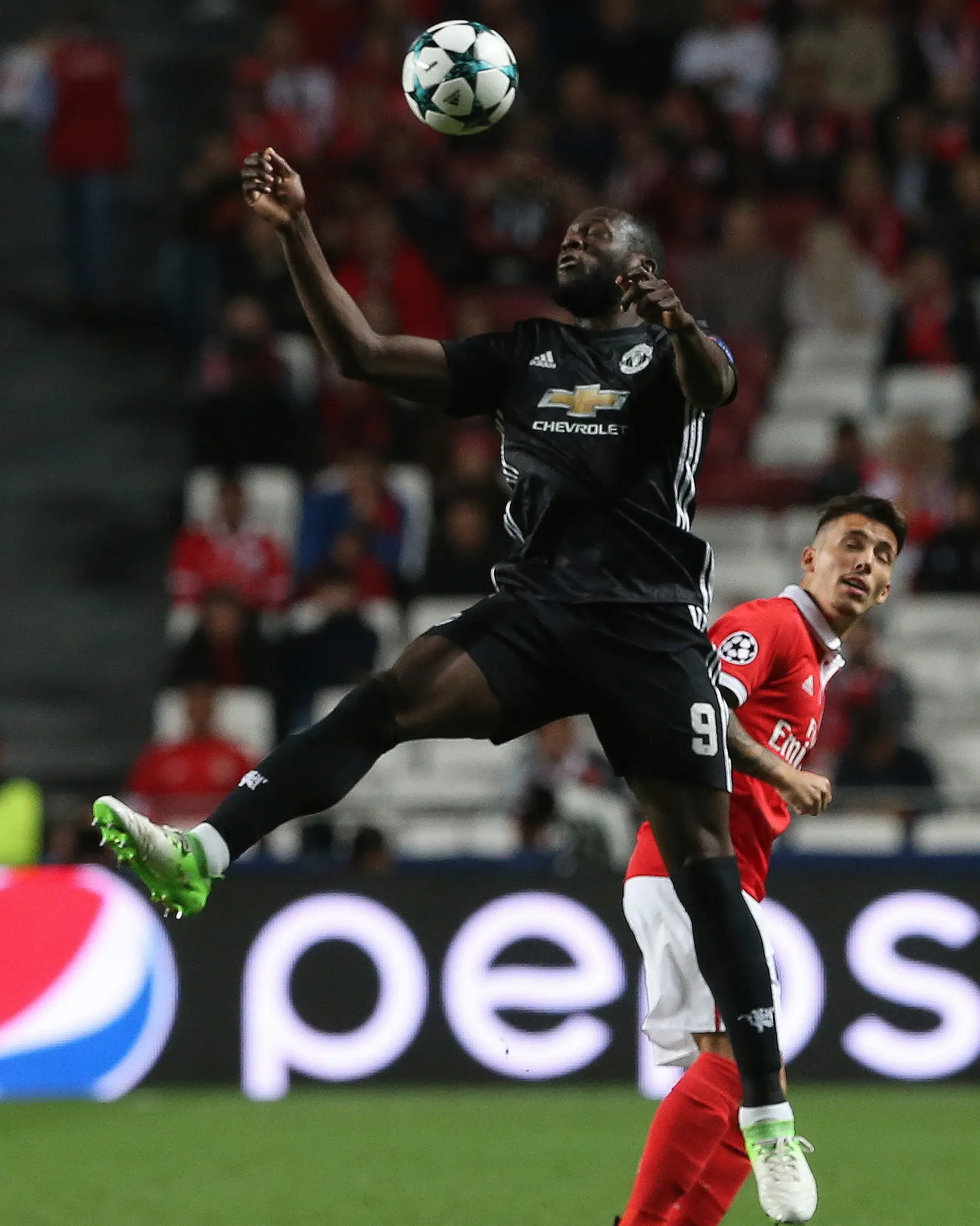 Alejandro Grimaldo saat melawan MU (AP/Armando Franca)