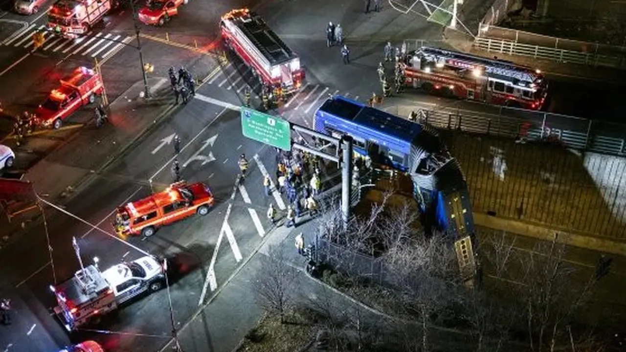 Kecelakaan bus tingkat di New York, Amerika Serikat (AS) mengakibatkan 18 orang terluka. (AP/Craig Ruttle)