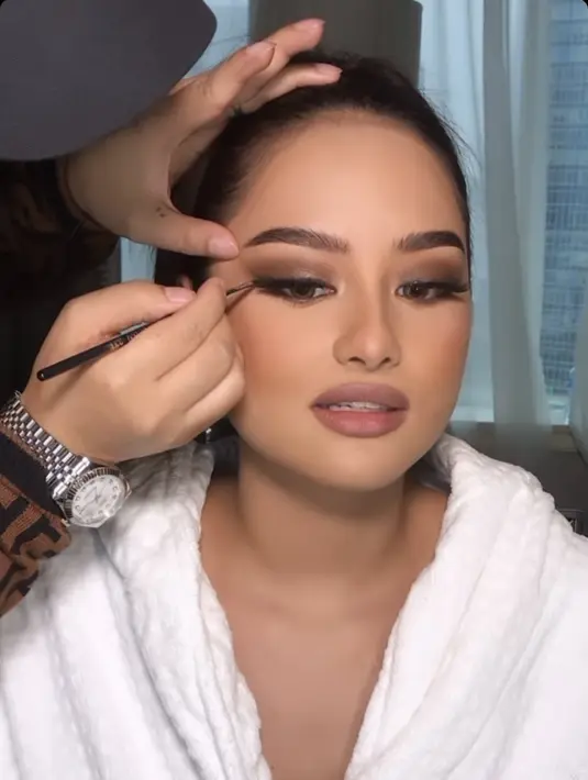 Sang MUA pun memoles wajah Amanda bergaya Hollywood Glam, dengan eyeshadow dan lipstik cokelat