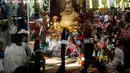 Suasana saat umat Buddha merayakan Hari Raya Waisak 2562 BE/2018 di Wihara Ekayana Arama, Jakarta Barat, Selasa (29/5). Puja Bakti Massal Waisak 2562 BE diikuti oleh ribuan umat Buddha. (Liputan6.com/JohanTallo)