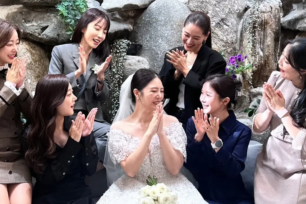 Rainbow dalam pernikahan Jung Yoon Hye dan Ahn Jae Min. (Instagram/ via Soompi)