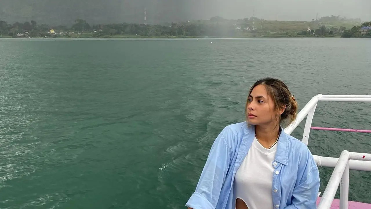 Valerie Thomas Liburan di Danau Toba