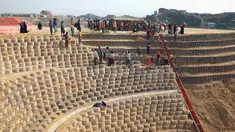 Pengungsi Rohingya membangun bendungan untuk mencegah tanah longsor jelang musim hujan di kamp pengungsi di Cox's Bazar, Bangladesh (8/4). Sekitar 740 ribu warga Rohingya melarikan diri dari Myanmar ke Bangladesh menyusul operasi militer Myanmar Agustus 2017 silam. (Reuters/Mohammad Ponir Hossain)